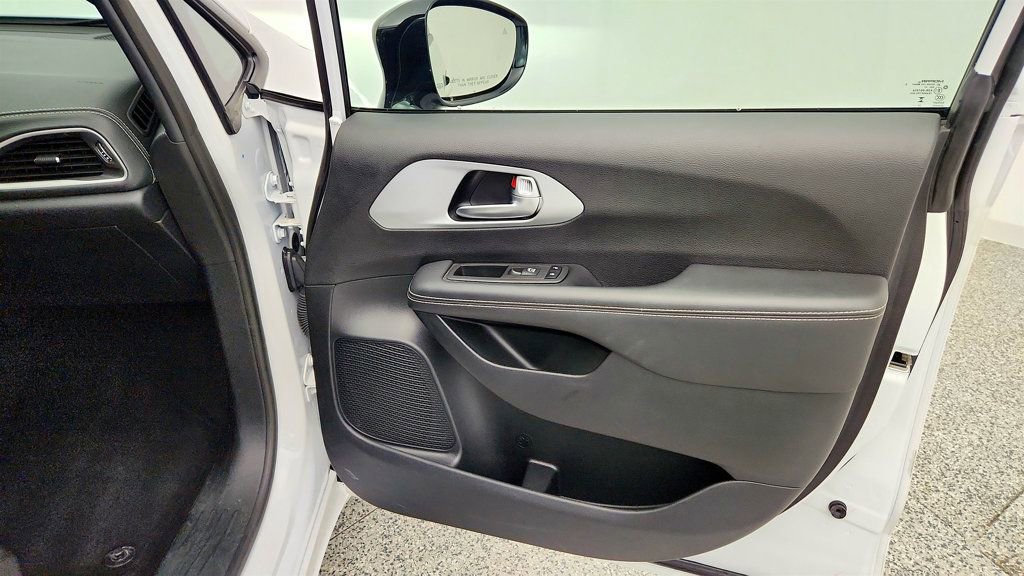 Used 2024 Chrysler Pacifica Limited FWD image 28