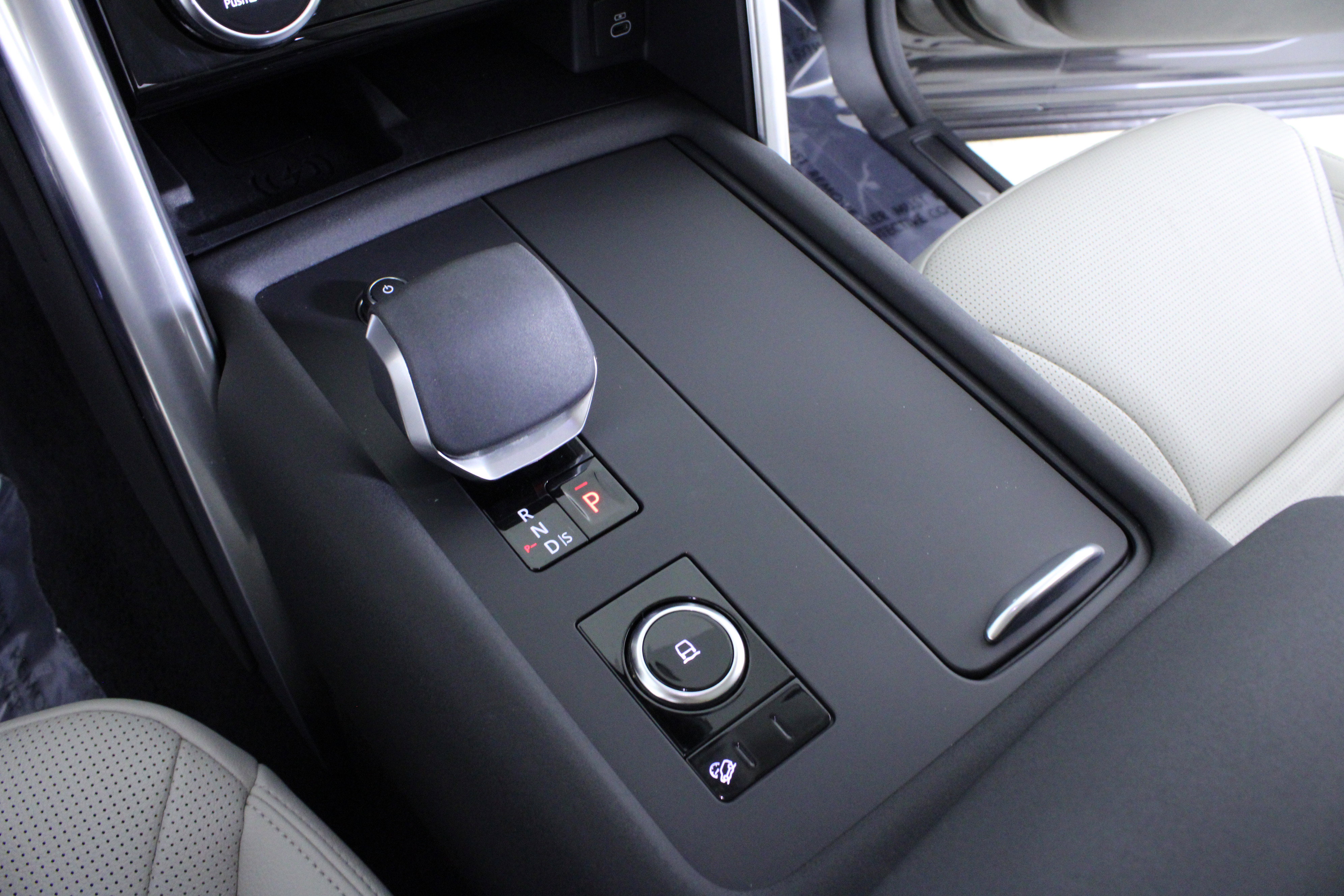 Used 2025 Land Rover Discovery Dynamic SE AWD/4WD image 30