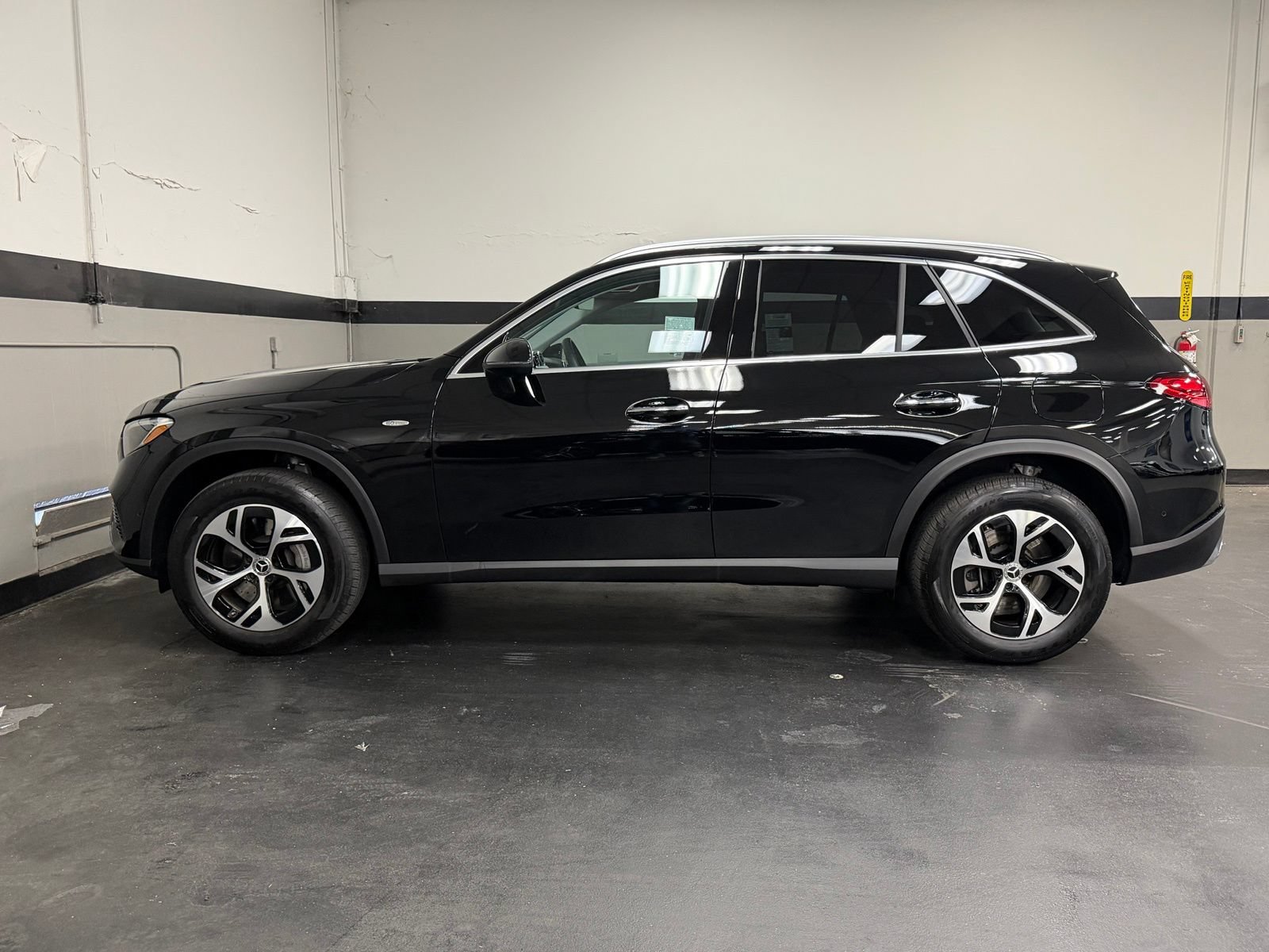 Used 2025 Mercedes-Benz GLC 350e 4MATIC image 8