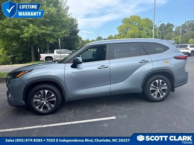 Used 2023 Toyota Highlander XLE FWD image 3