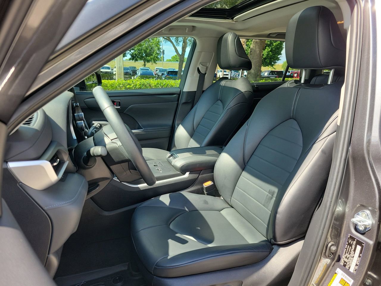 Used 2023 Toyota Highlander XLE FWD image 16