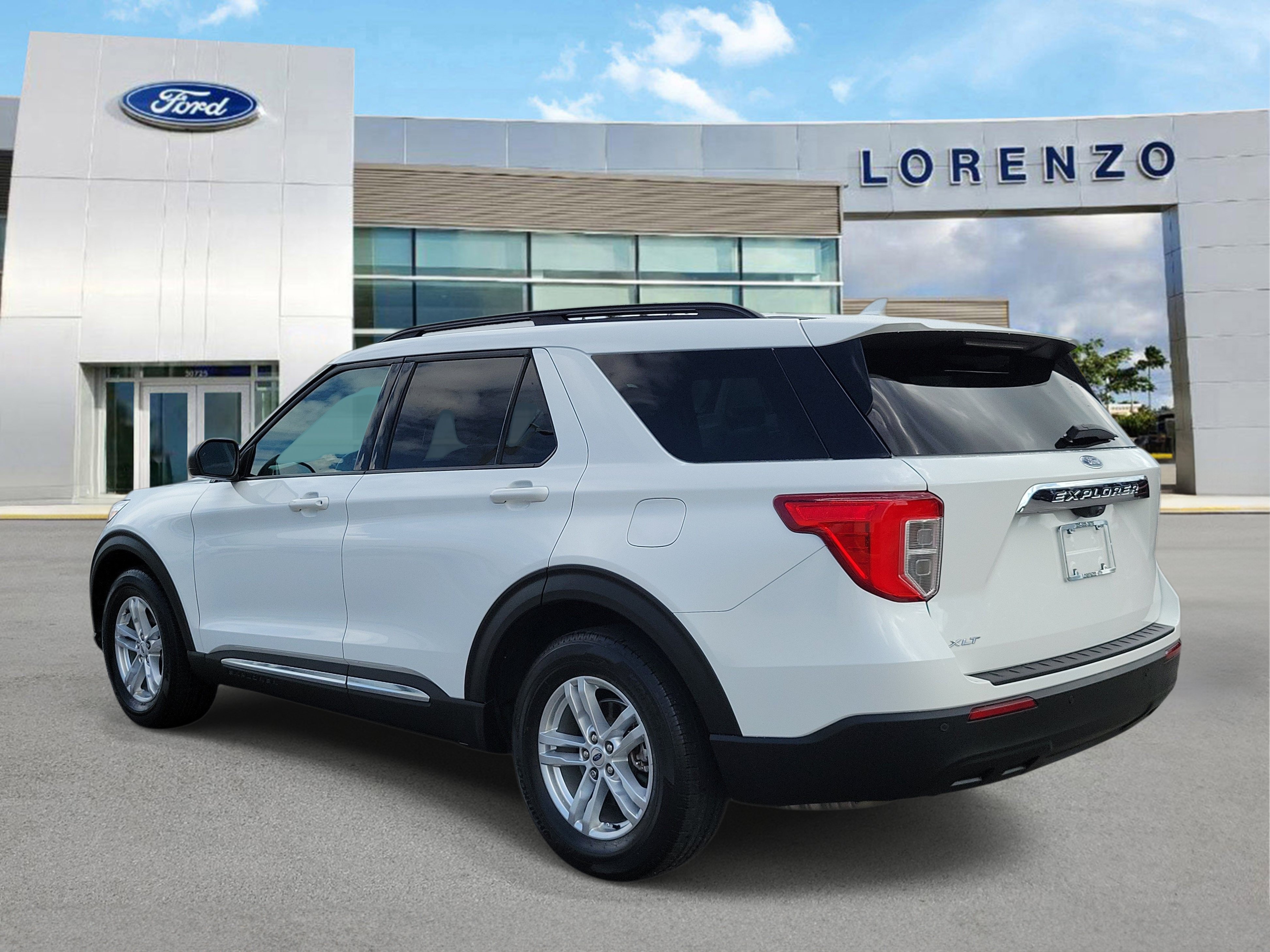 Used 2024 Ford Explorer XLT RWD image 7