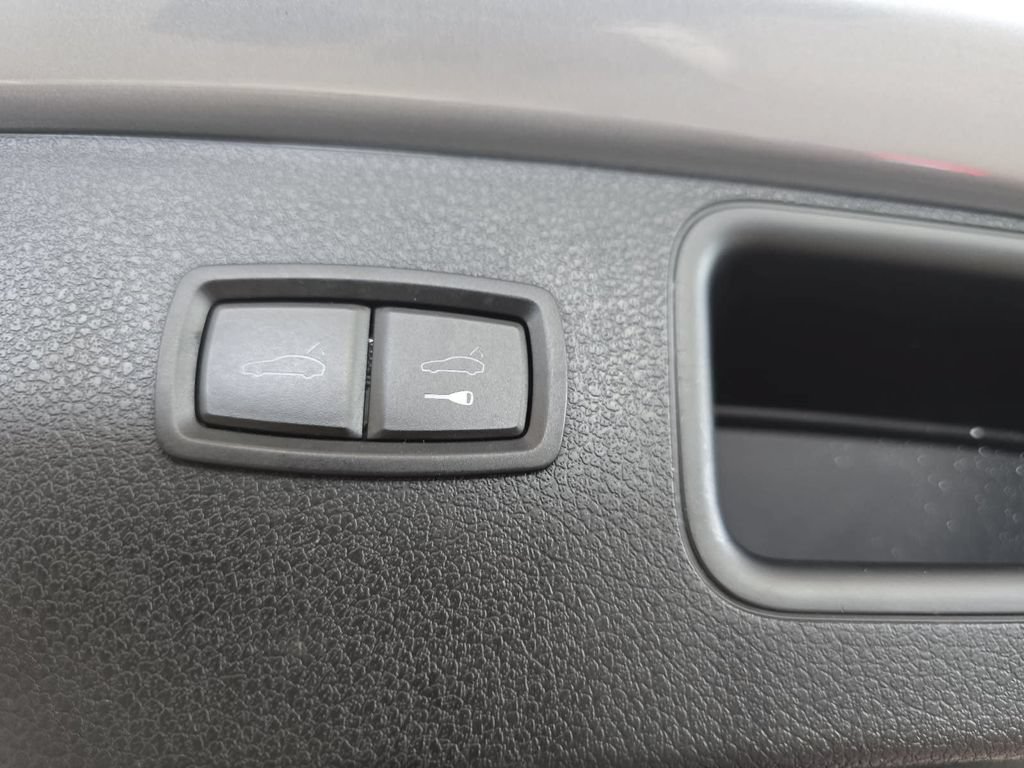 Certified 2021 Porsche Macan S AWD/4WD image 24
