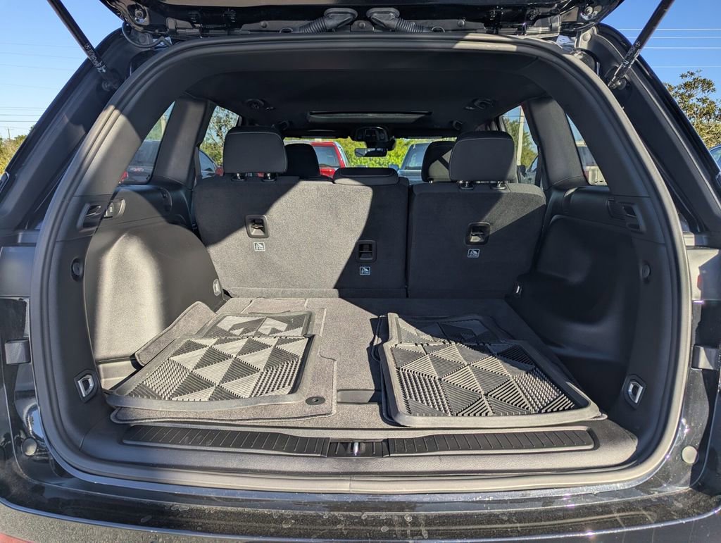 Used 2025 Jeep Grand Cherokee Laredo X w/ Trailer Tow Package image 15