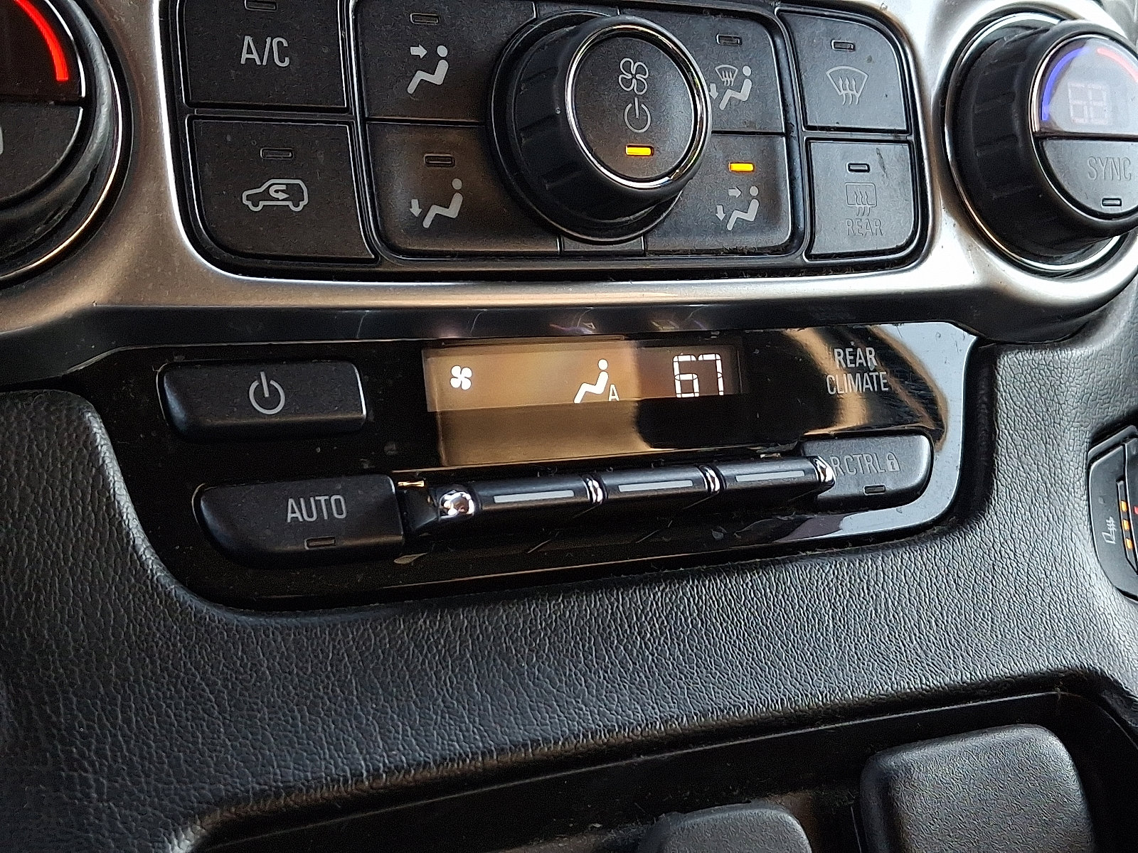 Used 2018 Chevrolet Suburban LT image 24