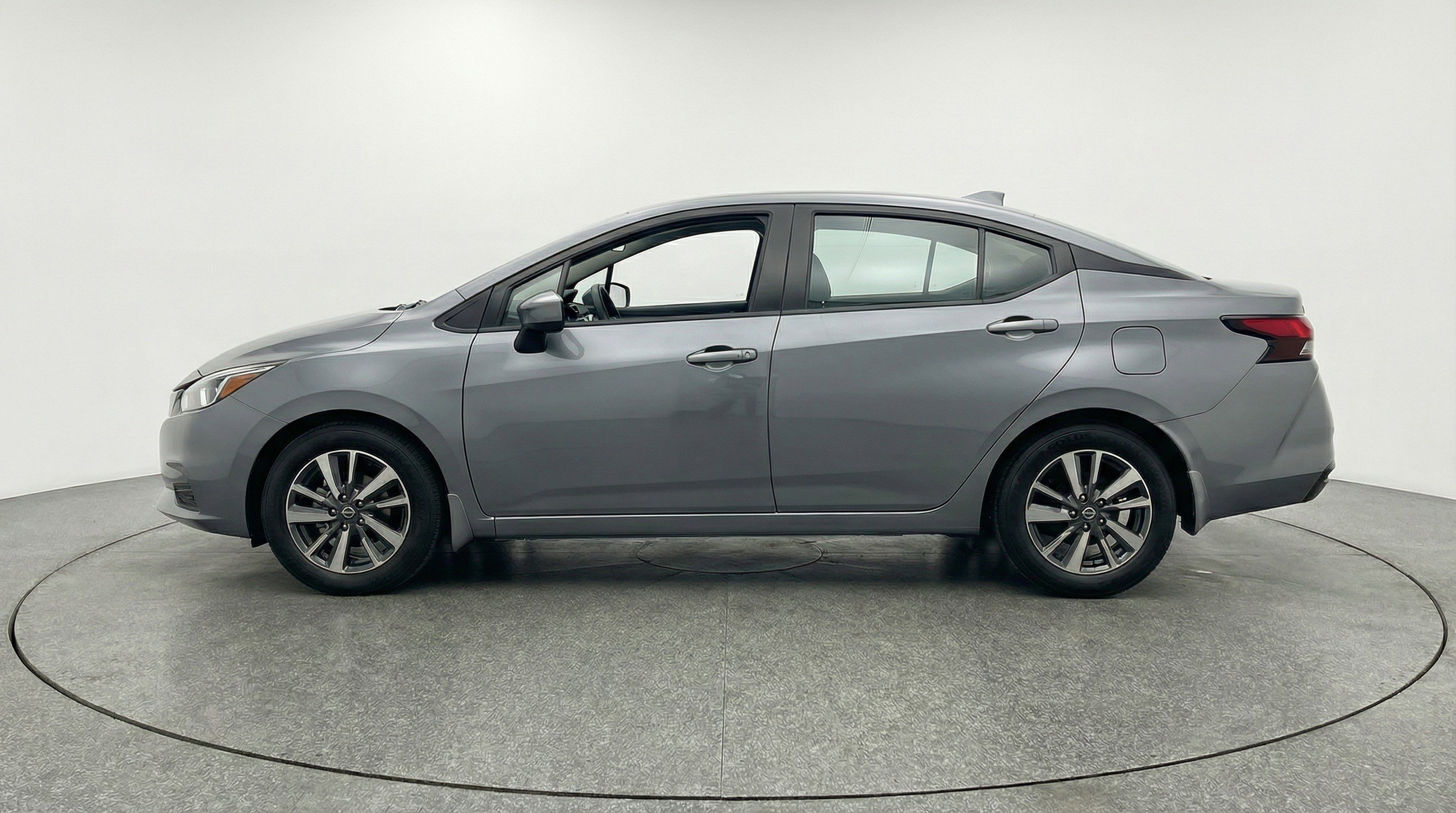 Used 2025 Nissan Versa SV image 5