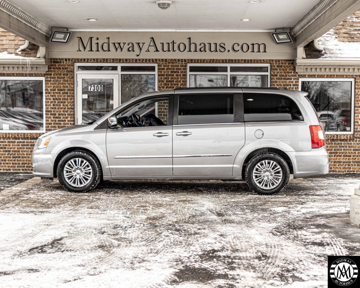 Used 2015 Chrysler Town & Country Touring-L w/ Driver Convenience Group image 4