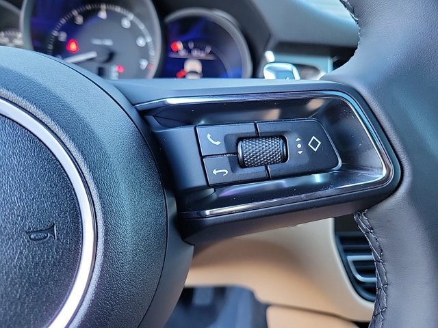 Used 2025 Porsche Macan image 32