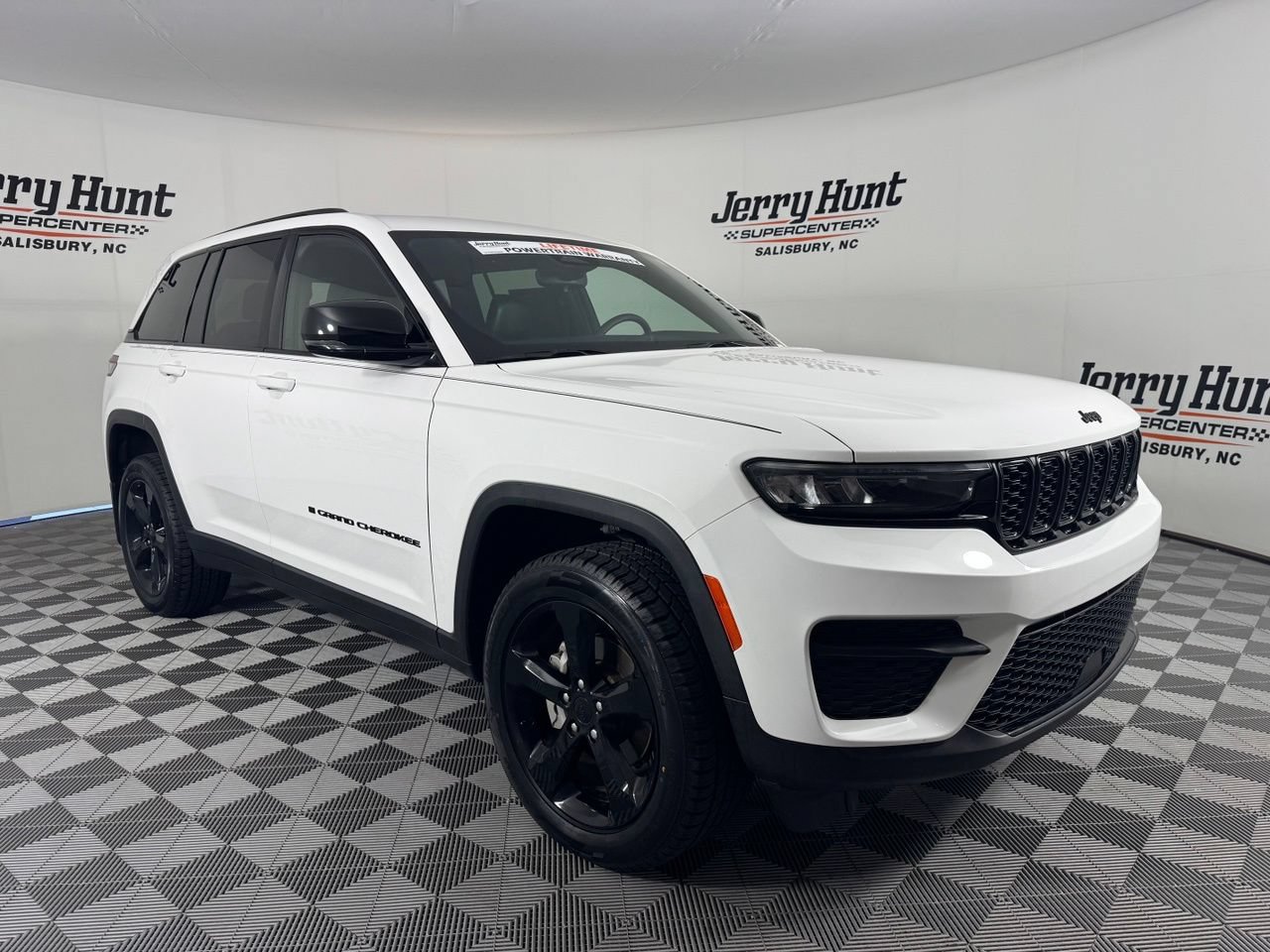 Used 2023 Jeep Grand Cherokee Altitude RWD image 5