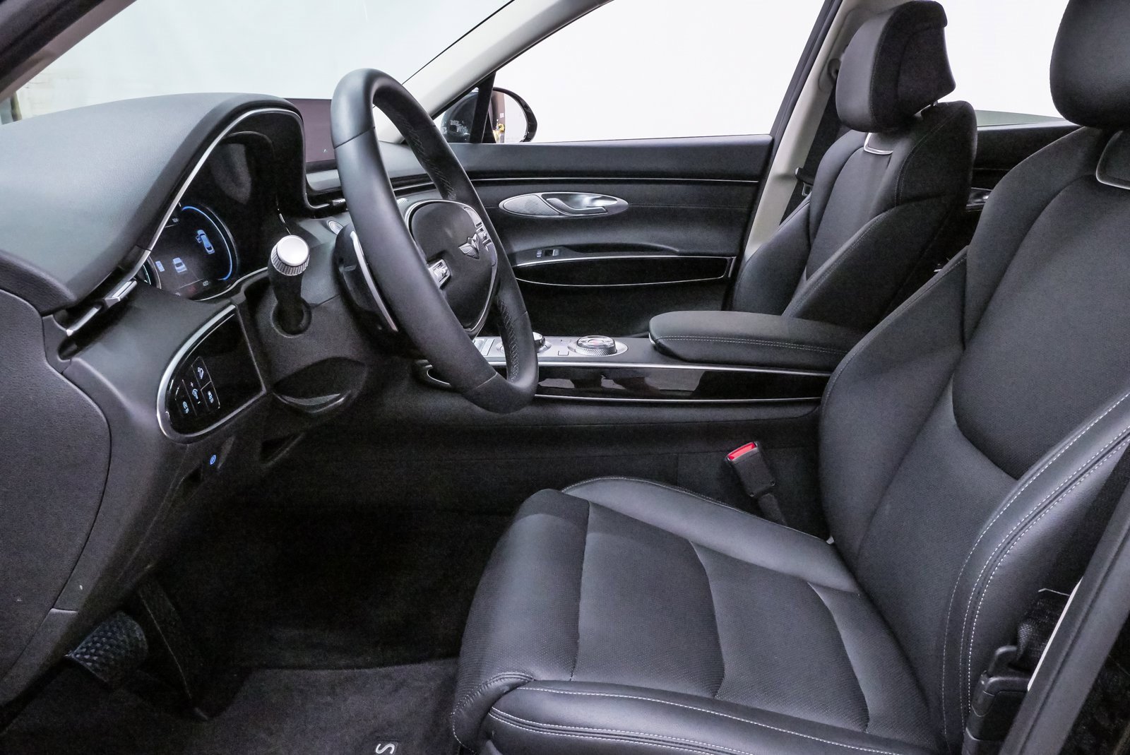 Certified 2025 Genesis GV70 2.5T image 9