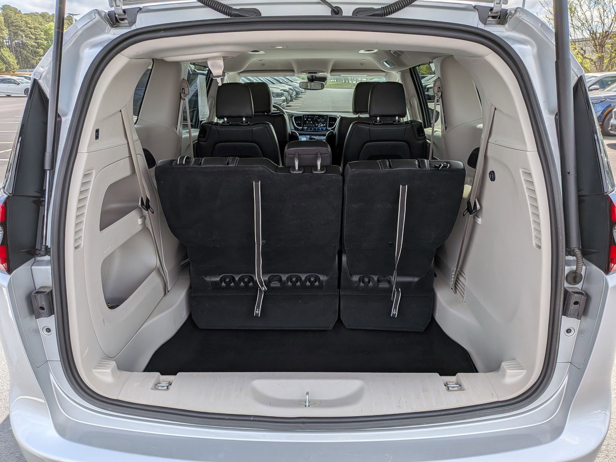 Used 2024 Chrysler Pacifica Touring-L image 31