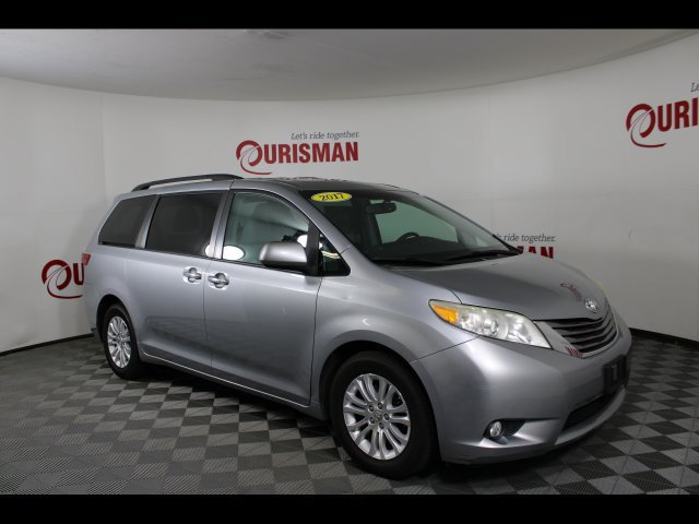 Used 2017 Toyota Sienna XLE w/ XLE Navigation Package FWD image 11