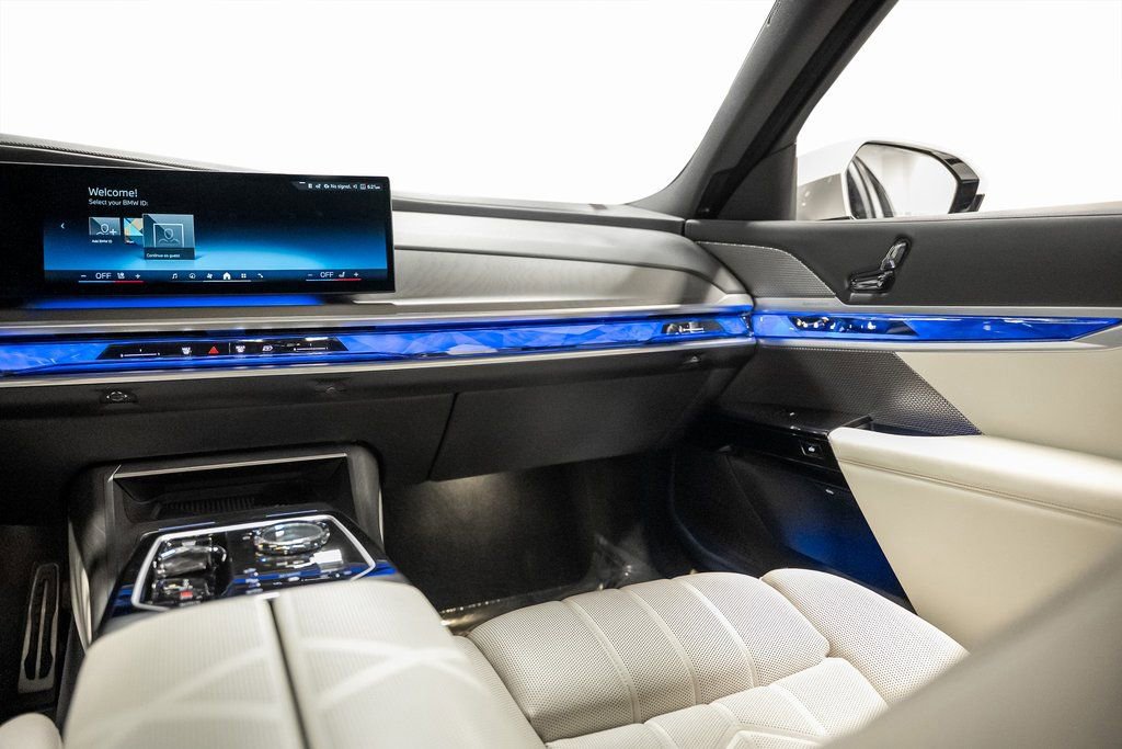 Used 2023 BMW 740i w/ Luxury Rear Seating Package image 39