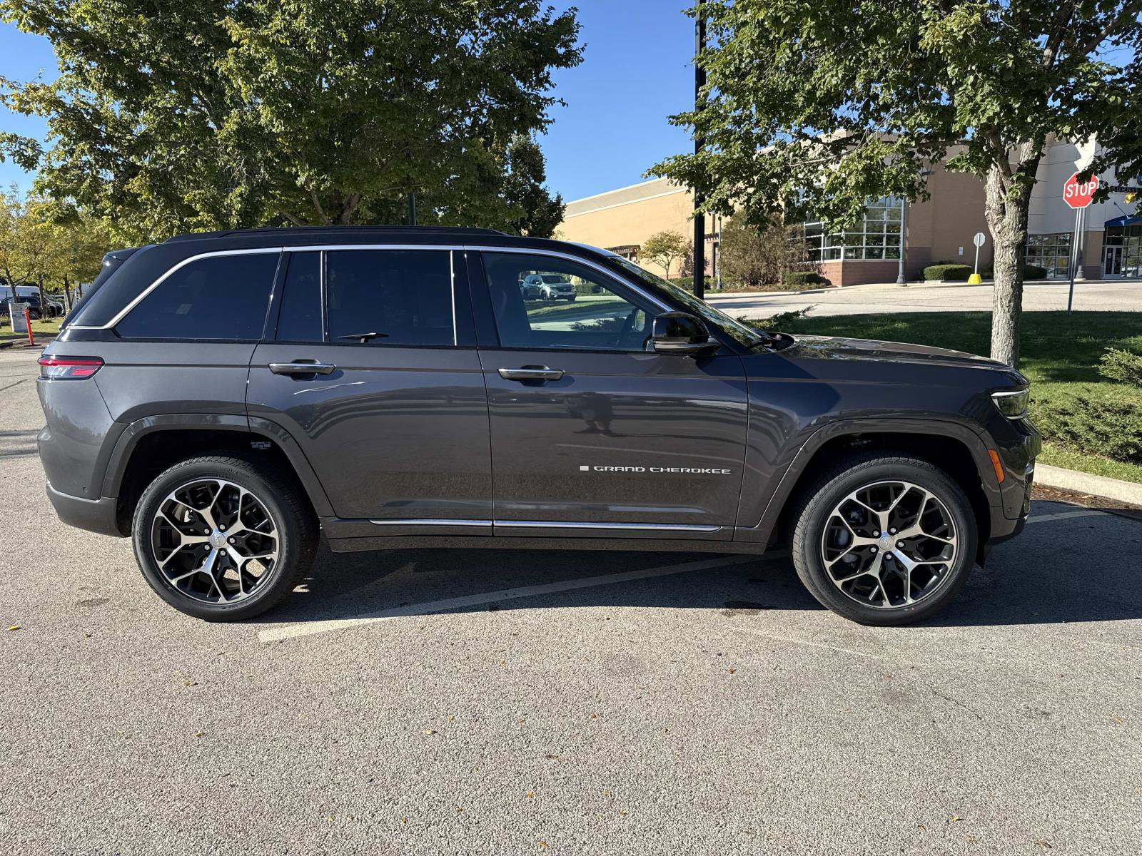 New 2025 Jeep Grand Cherokee Summit image 4