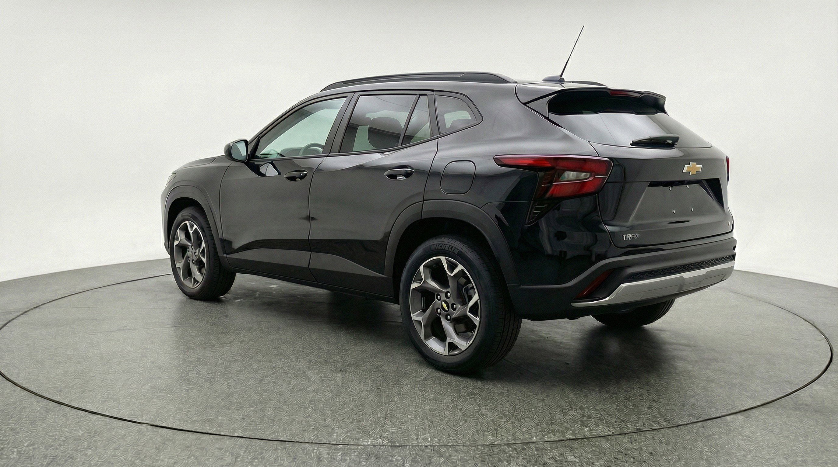 Used 2025 Chevrolet Trax LT FWD image 6