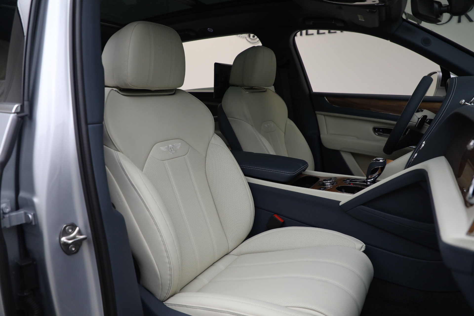 New 2025 Bentley Bentayga Extended Wheelbase image 25
