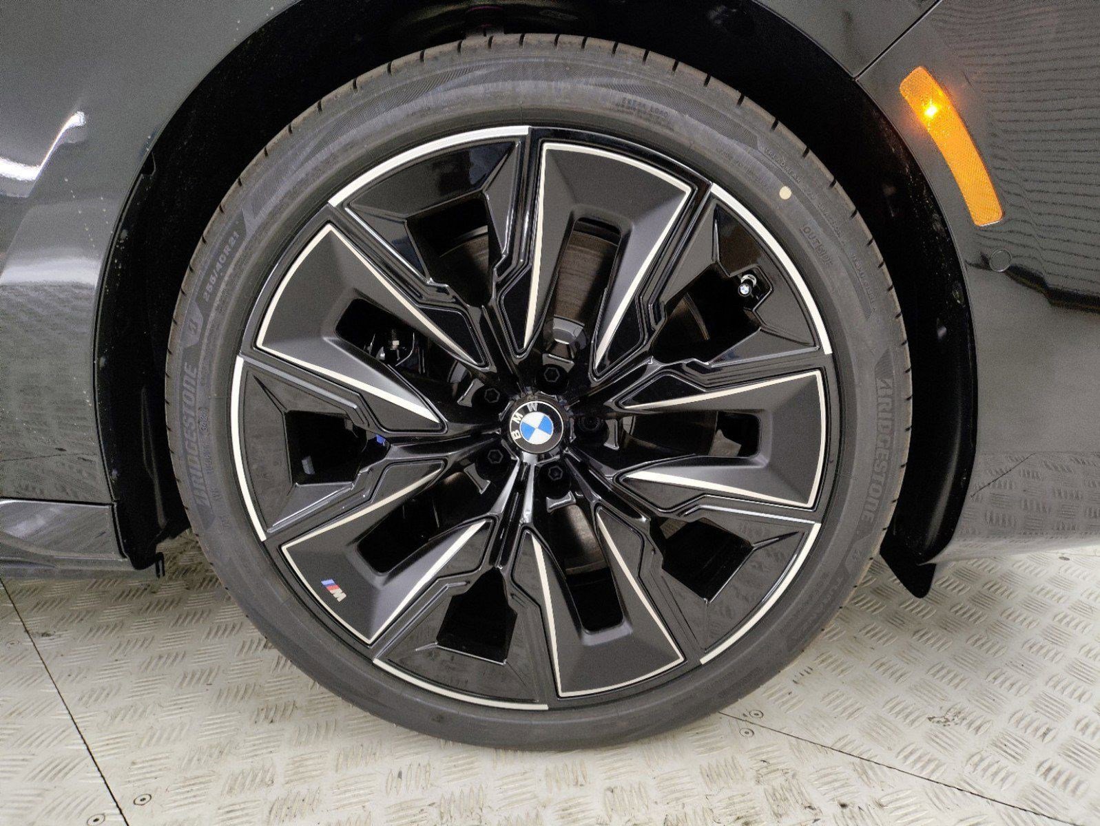 Used 2025 BMW i7 eDrive50 w/ M Sport Package RWD image 4