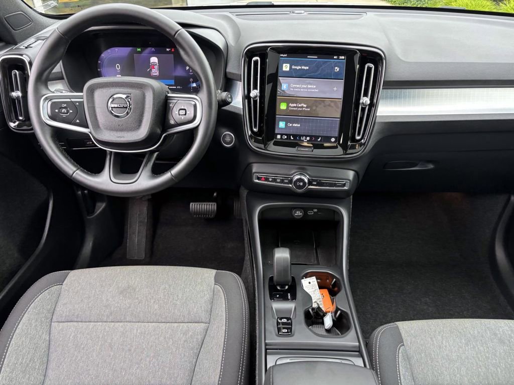 Used 2025 Volvo XC40 B5 Core image 28