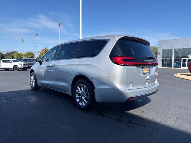 Used 2023 Chrysler Pacifica Touring-L AWD/4WD image 5