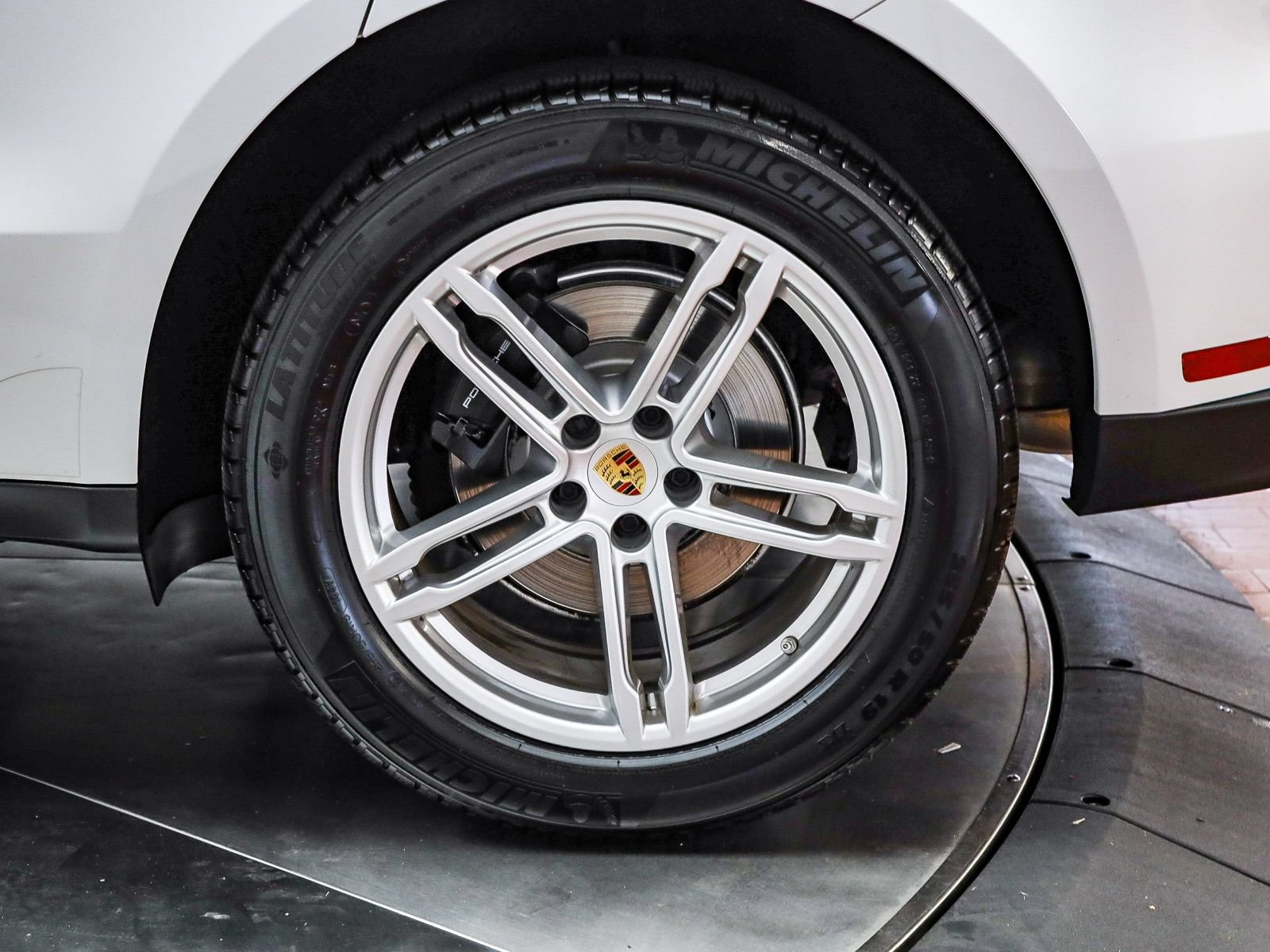 Certified 2025 Porsche Macan AWD/4WD image 9