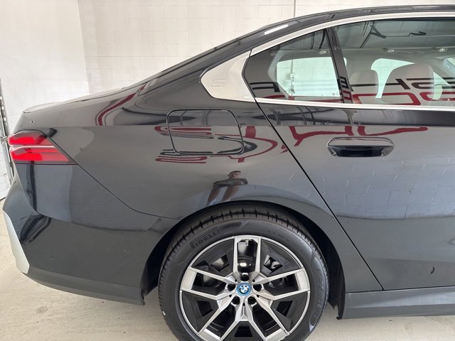 Used 2025 BMW i5 xDrive40 w/ Premium Package image 6