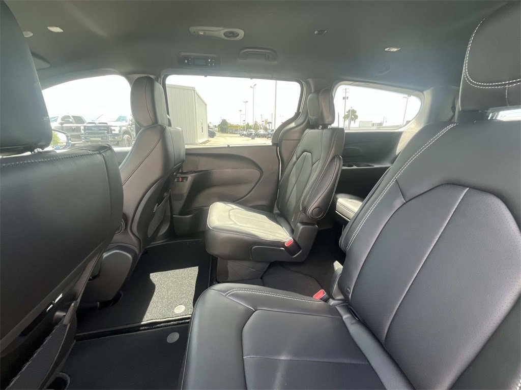 New 2026 Chrysler Pacifica Select image 11