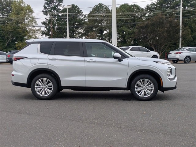 New 2025 Mitsubishi Outlander ES image 3