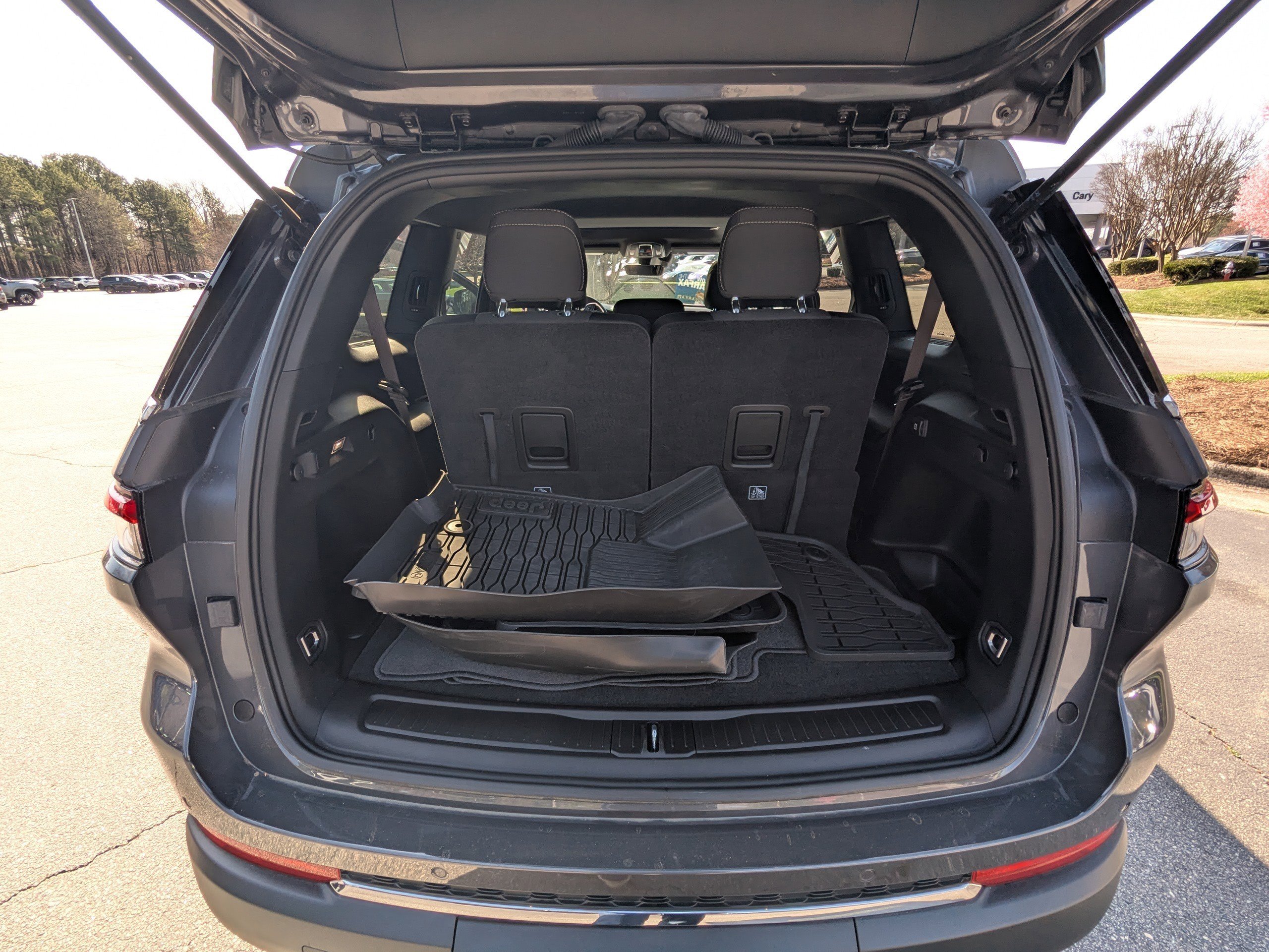 Certified 2025 Jeep Grand Cherokee L Laredo w/ Trailer Tow Package image 16