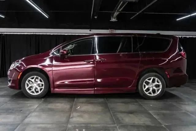 Used 2018 Chrysler Pacifica Touring Plus w/ Tire & Wheel Group FWD image 14
