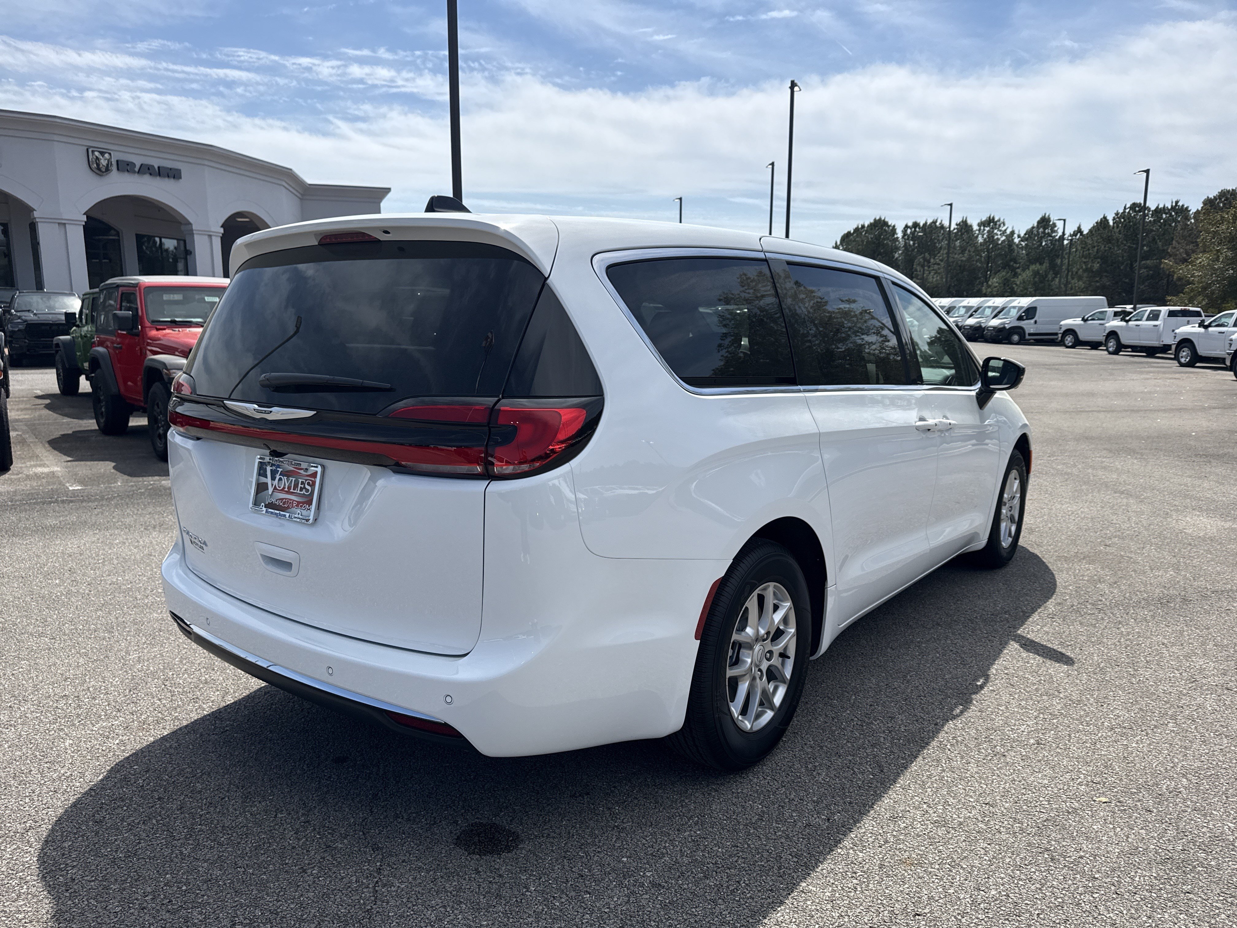 New 2026 Chrysler Pacifica Select FWD image 7