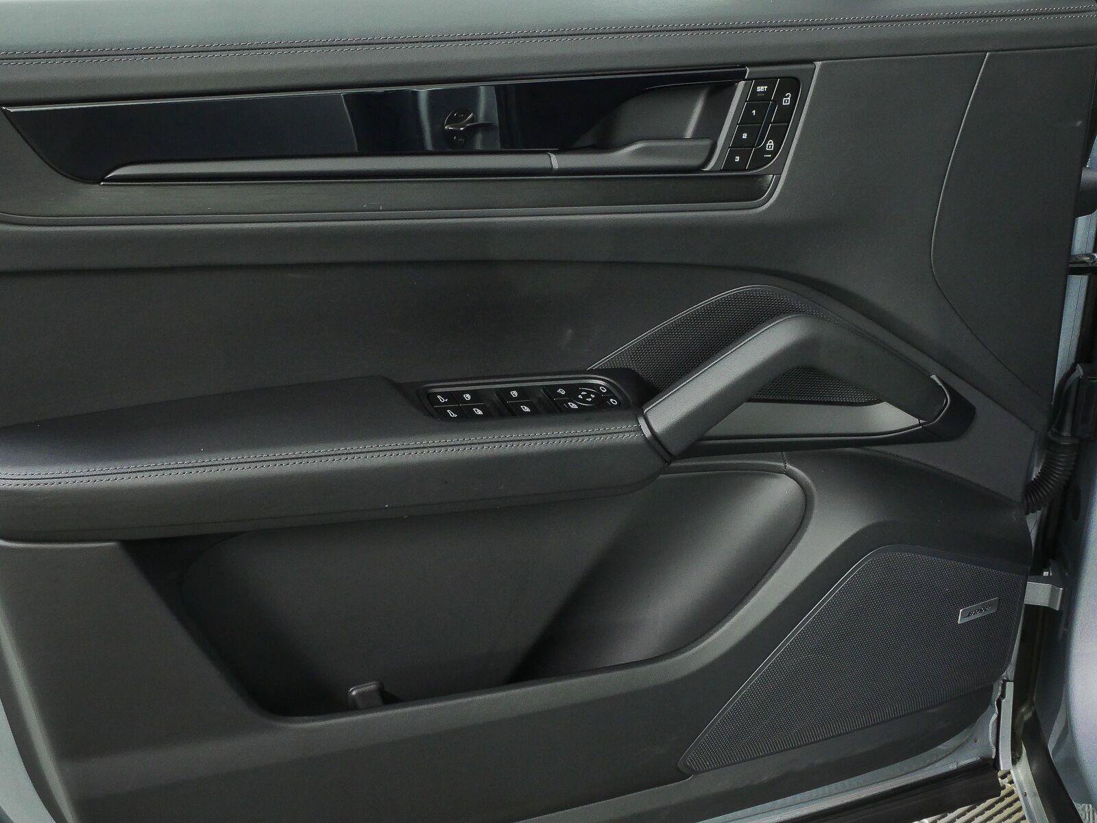 Certified 2025 Porsche Cayenne GTS AWD/4WD image 6