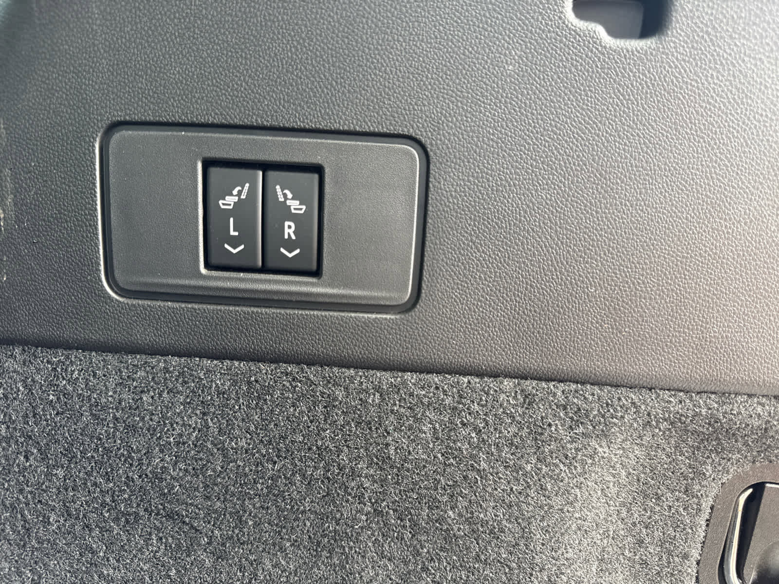 Used 2024 Cadillac XT6 Luxury w/ LPO, Floor Liner Package image 29