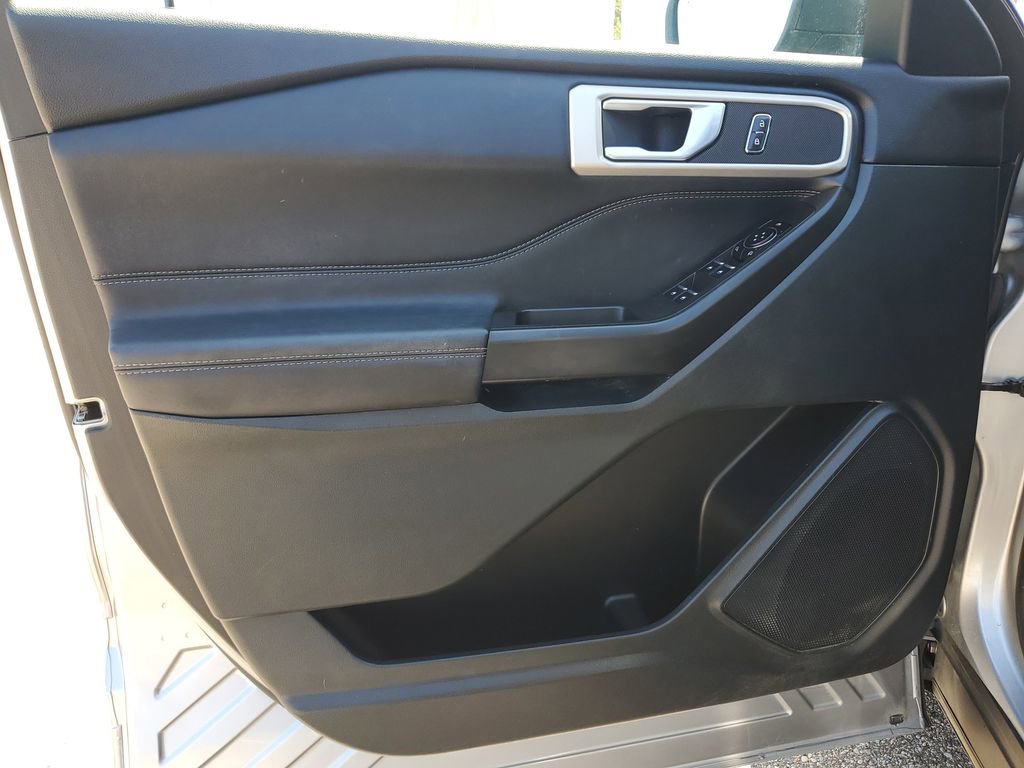 Used 2020 Ford Explorer XLT w/ Equipment Group 202A AWD/4WD image 14