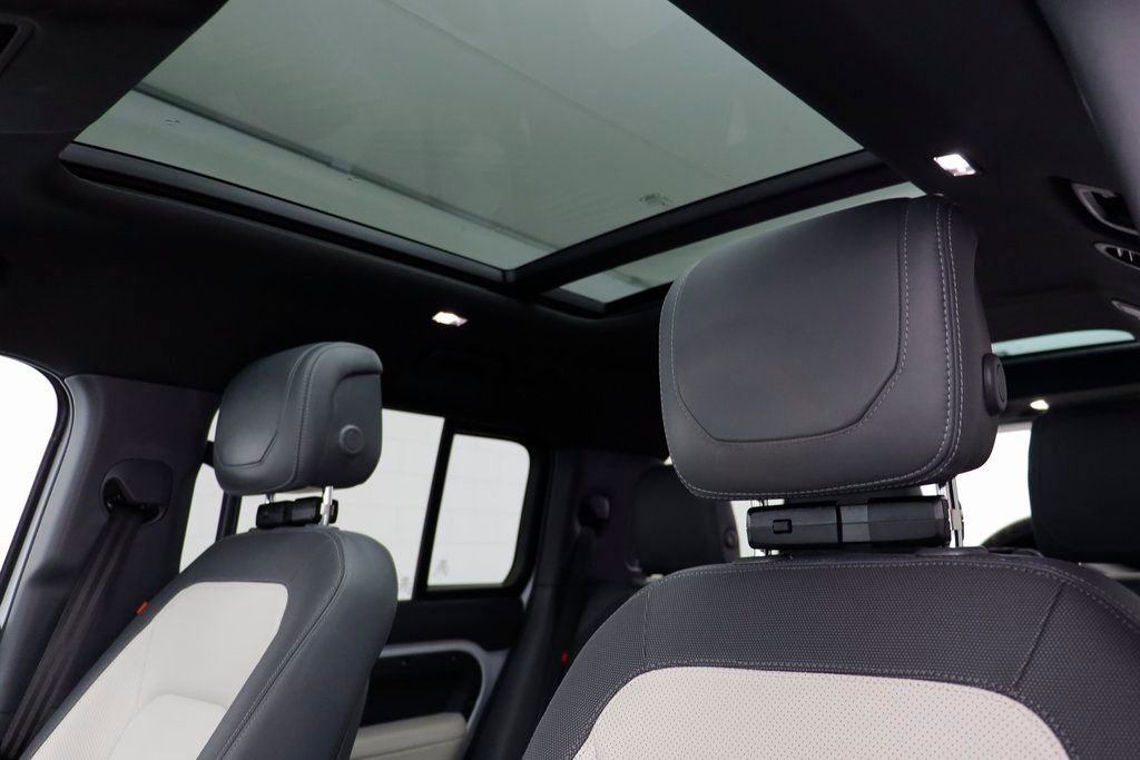 Used 2023 Land Rover Defender 130 X-Dynamic SE image 14