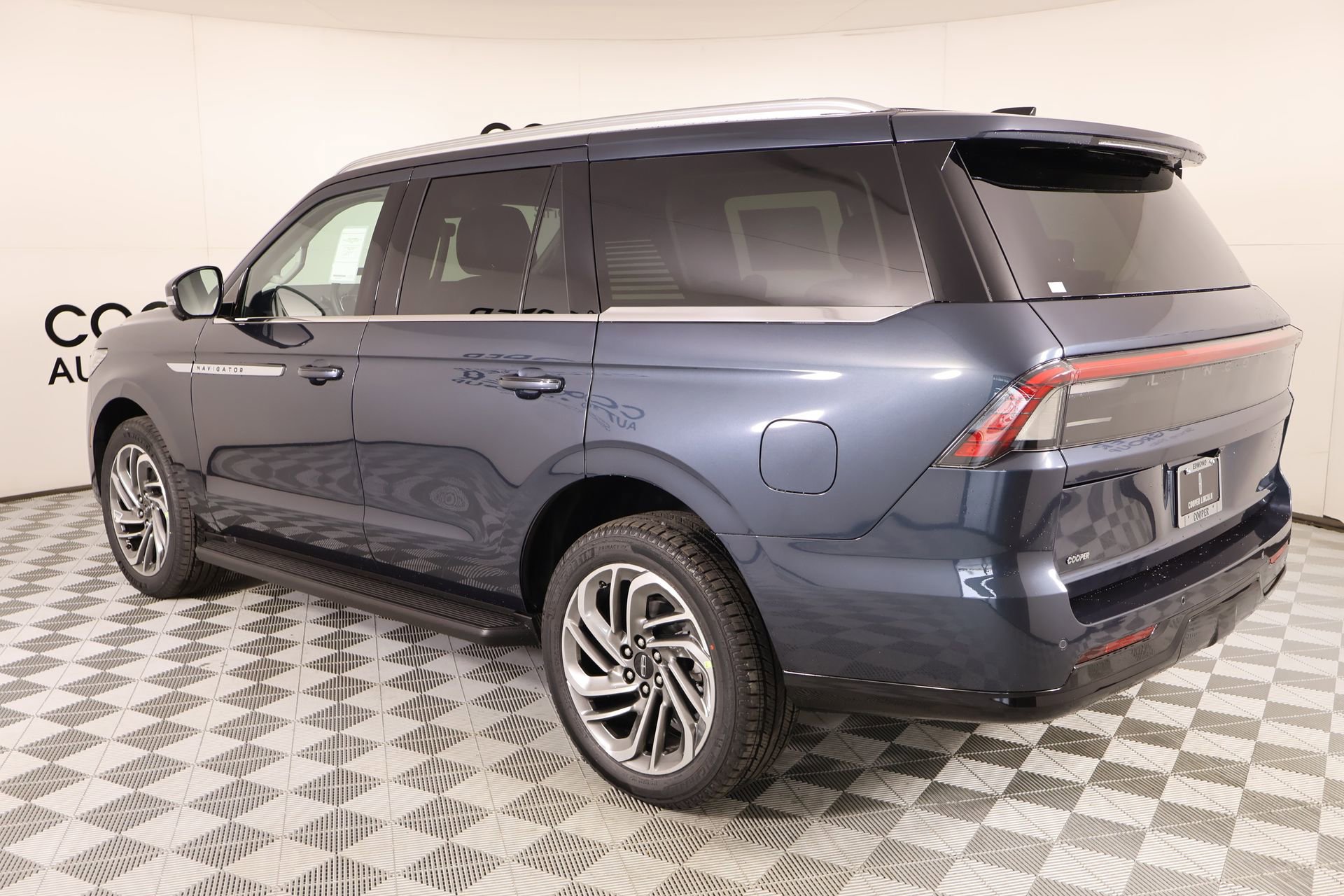 New 2026 Lincoln Navigator Premiere AWD/4WD image 23