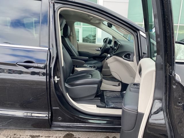 Used 2024 Chrysler Pacifica Touring-L FWD image 33