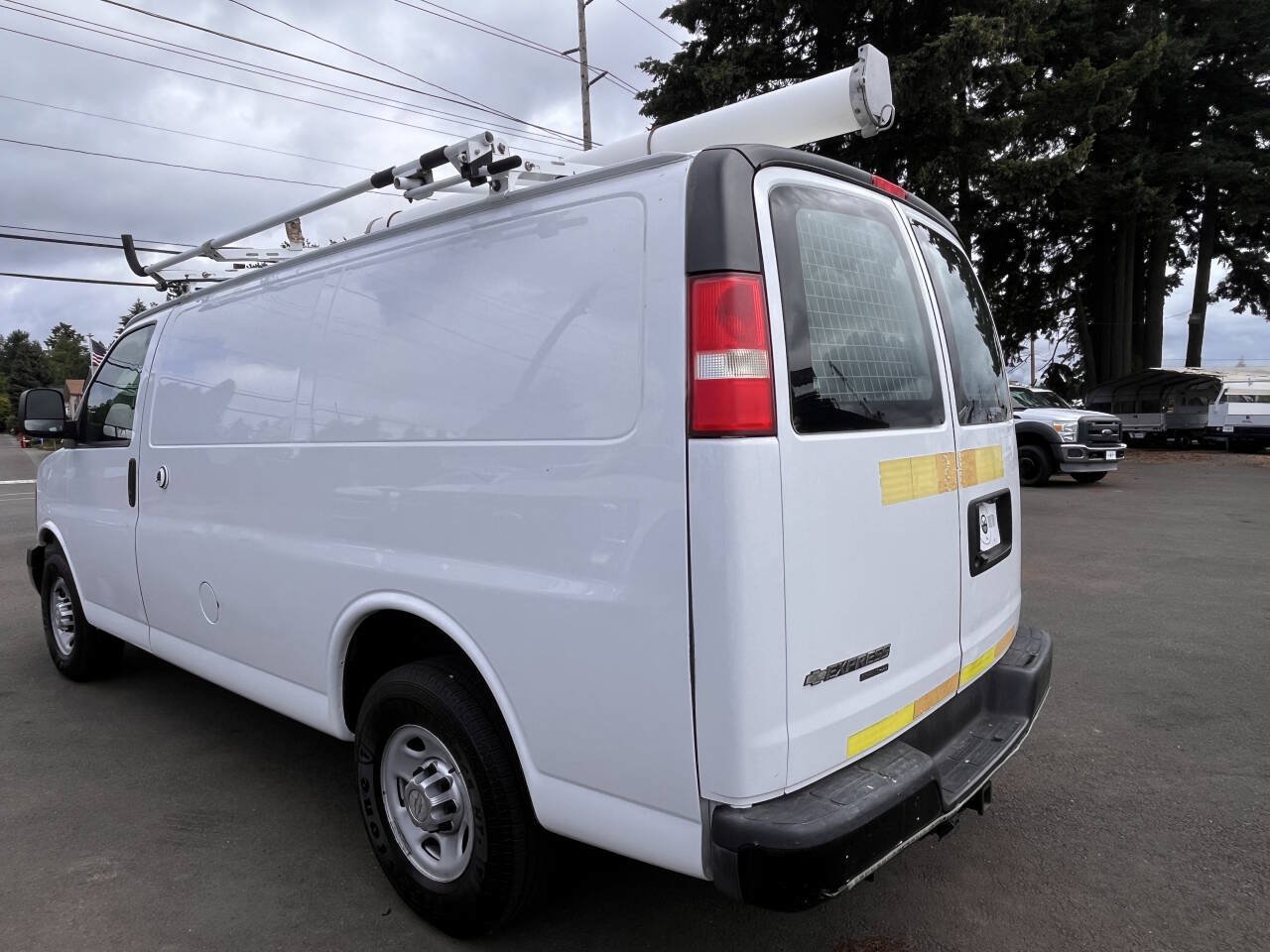 Used 2013 Chevrolet Express 2500 RWD image 2