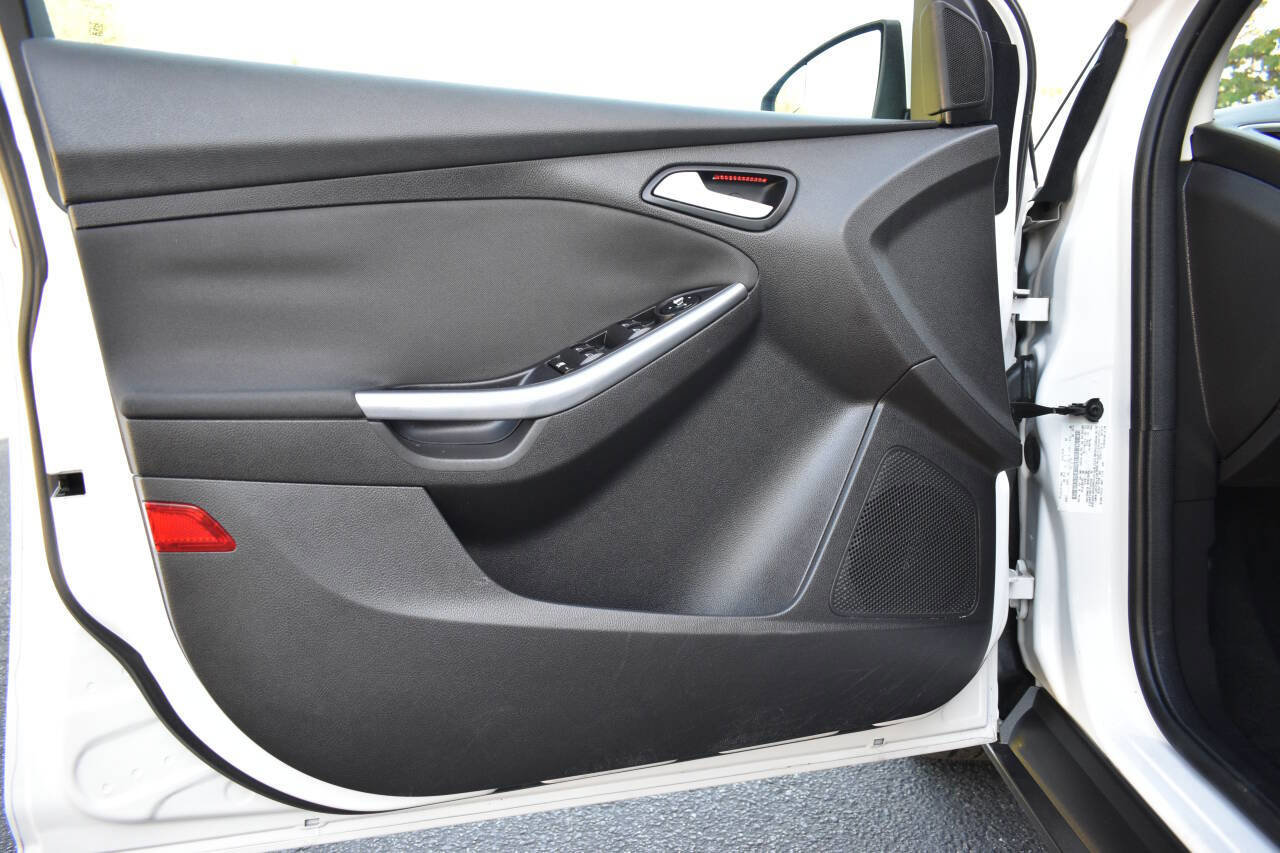 Used 2013 Ford Focus Titanium w/ Titanium Handling Pkg image 16