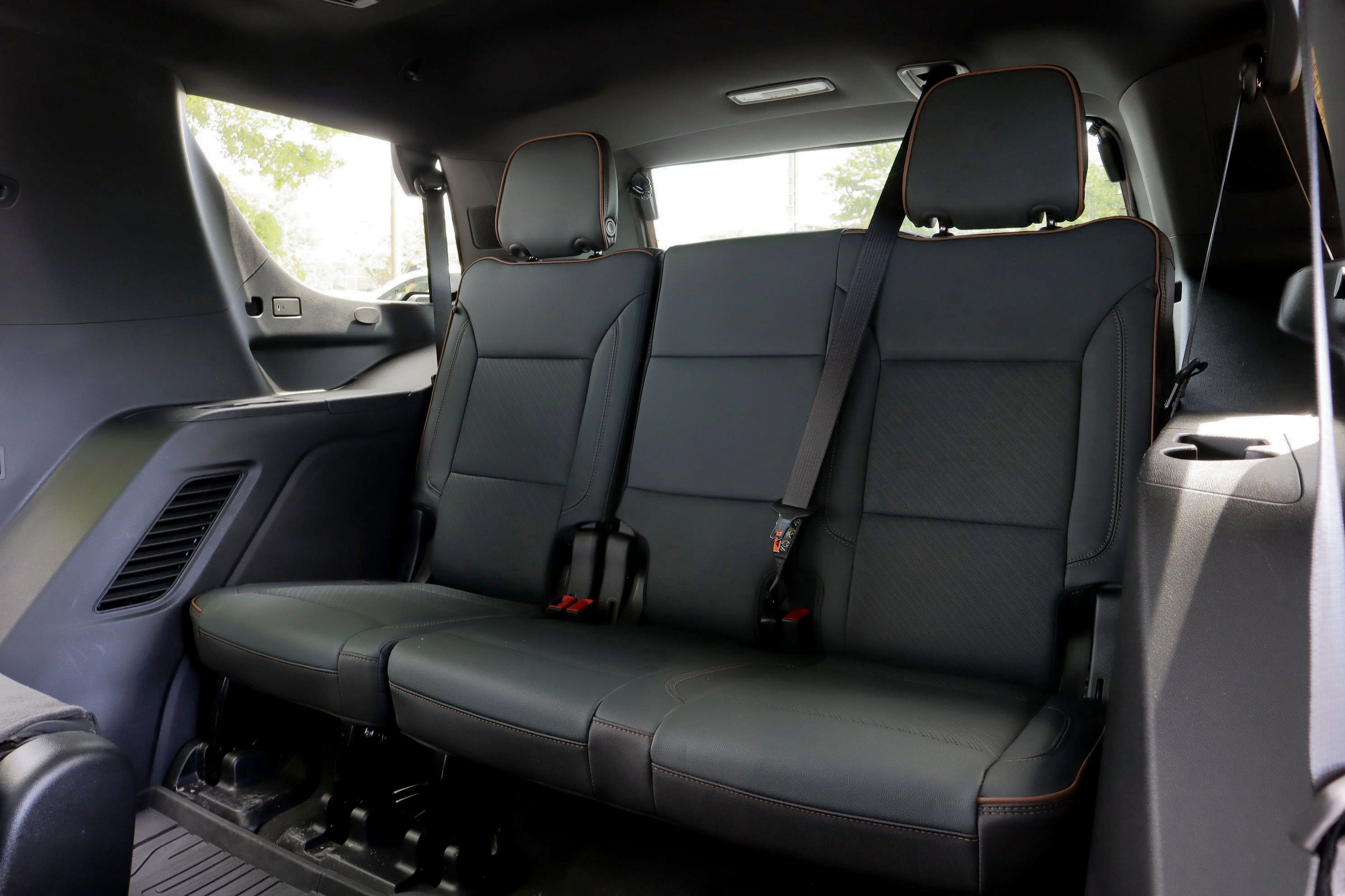 Used 2025 GMC Yukon AT4 w/ AT4 Premium Plus Package AWD/4WD image 12