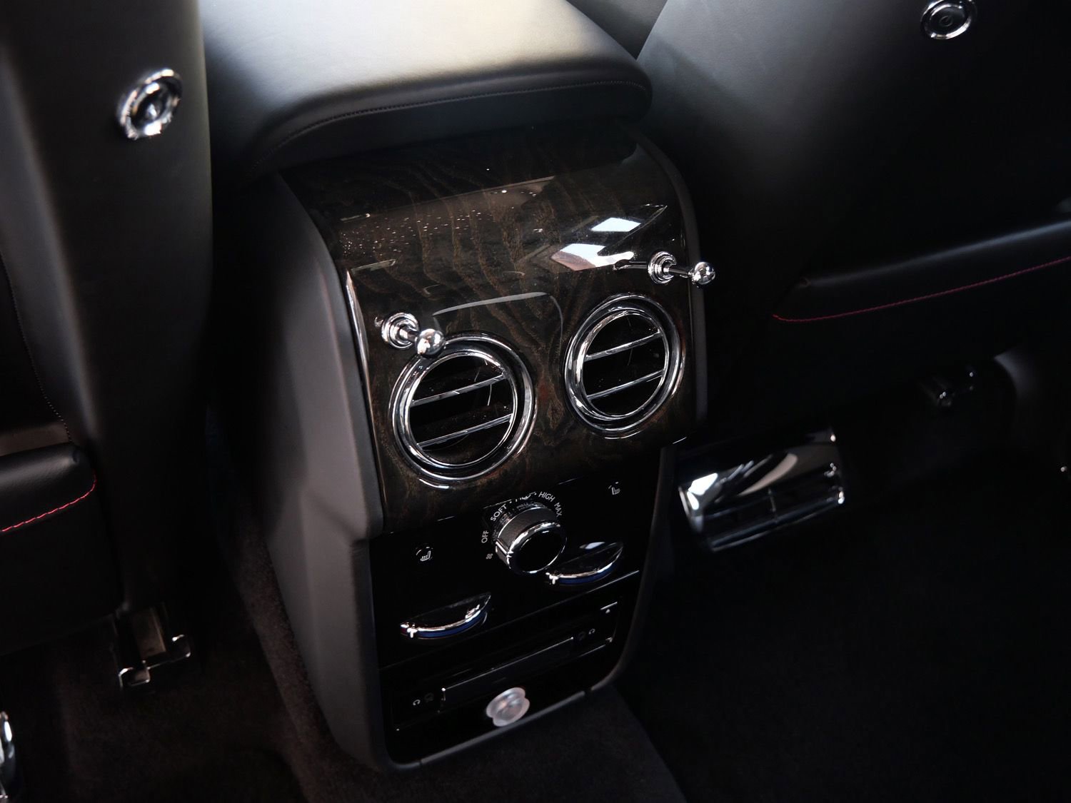 Certified 2022 Rolls-Royce Cullinan w/ Cullinan Package AWD/4WD image 35