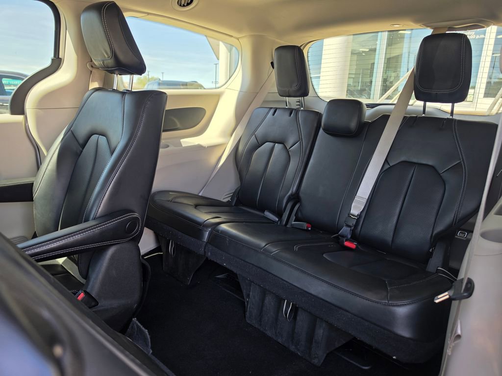 Used 2023 Chrysler Pacifica Touring-L image 14