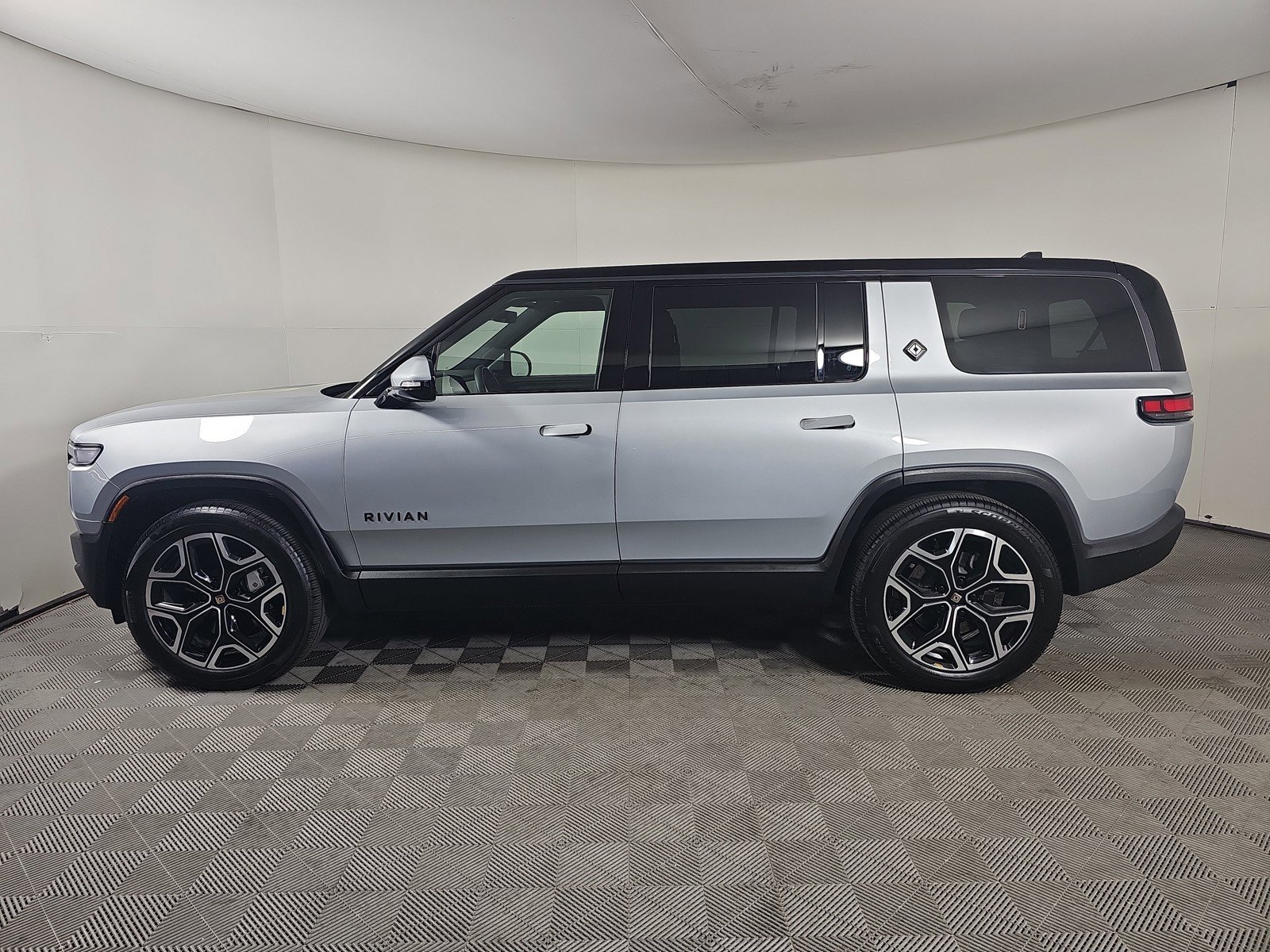 Used 2025 Rivian R1S Adventure AWD/4WD image 2