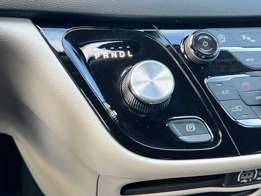 Used 2024 Chrysler Pacifica Touring-L image 26