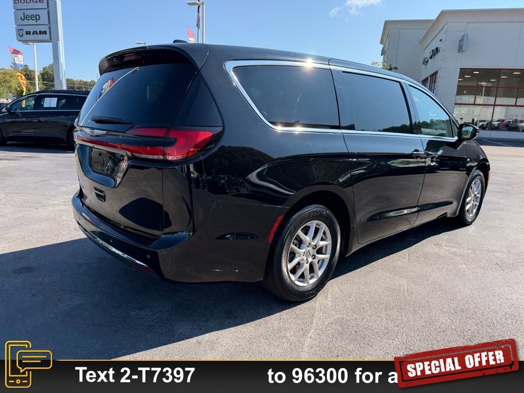 Used 2024 Chrysler Pacifica Touring-L image 4