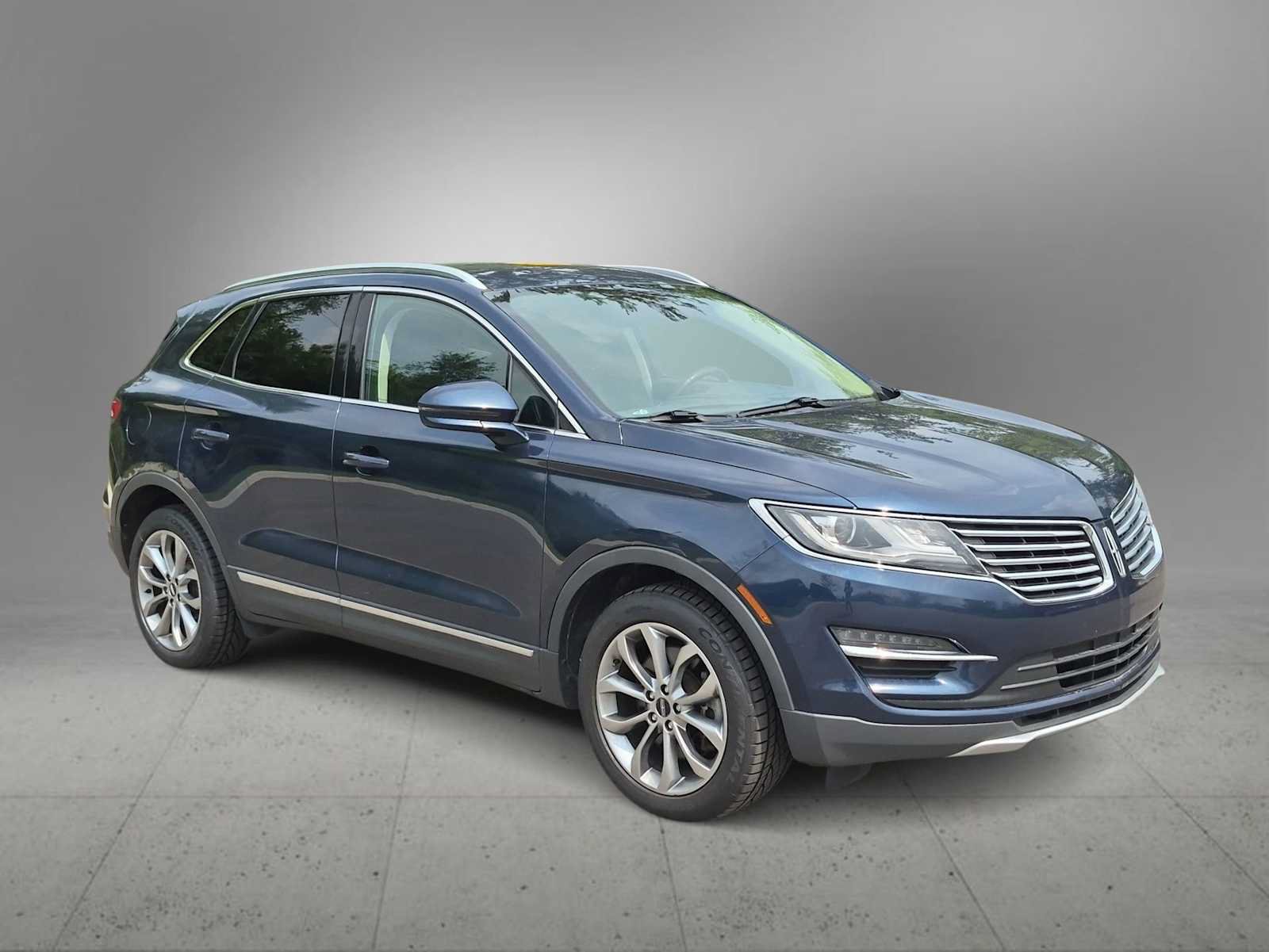 Used 2017 Lincoln MKC Select w/ Select Plus Package AWD/4WD image 2