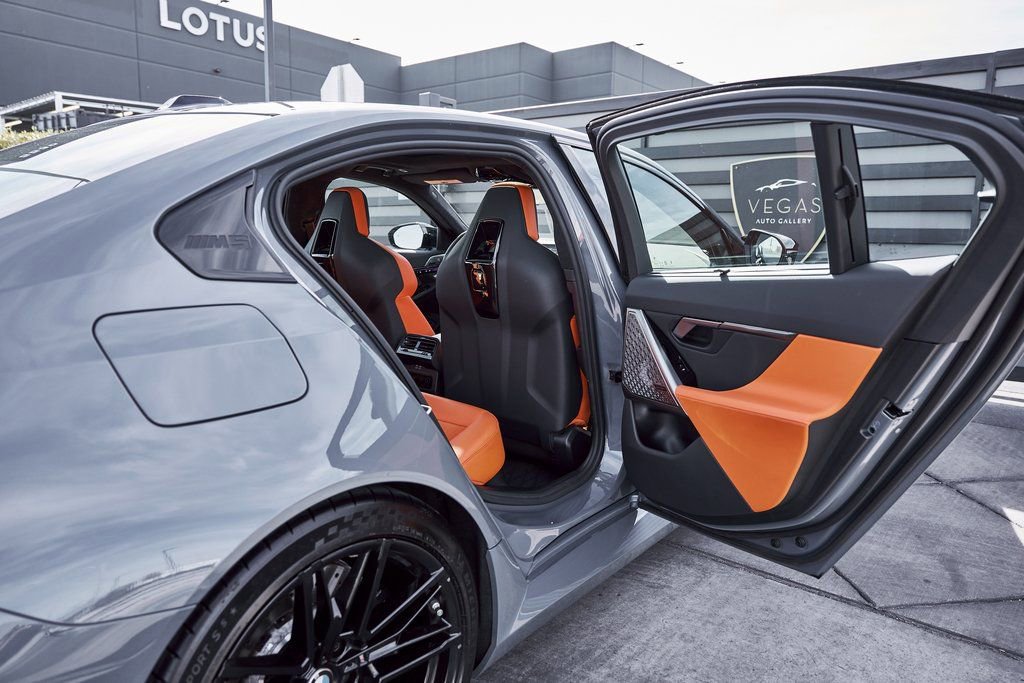 Used 2026 BMW M5 w/ Executive Package image 32