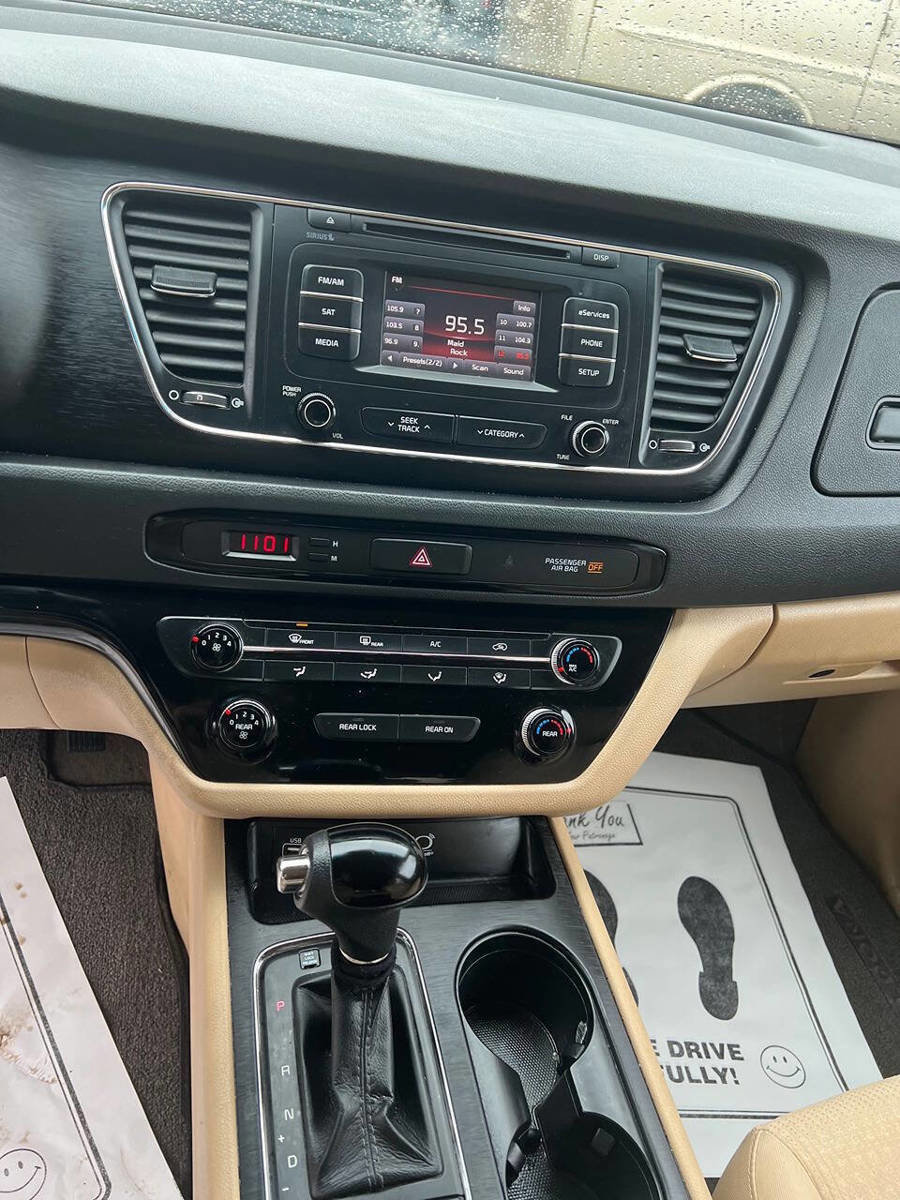 Used 2016 Kia Sedona LX w/ Option Group 020 FWD image 13