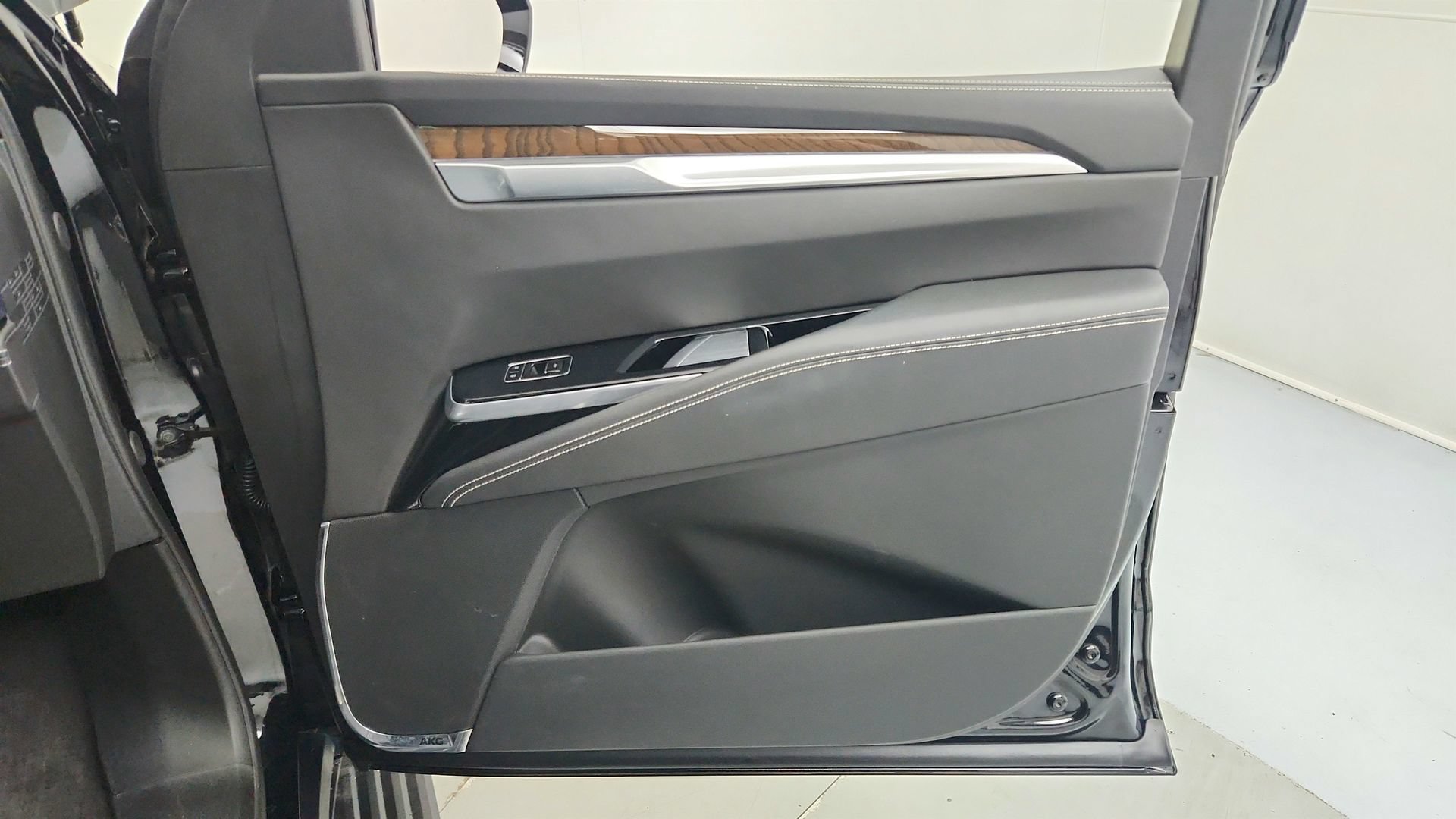 Certified 2025 Cadillac Escalade Sport Platinum w/ LPO, Floor Liner Package AWD/4WD image 29