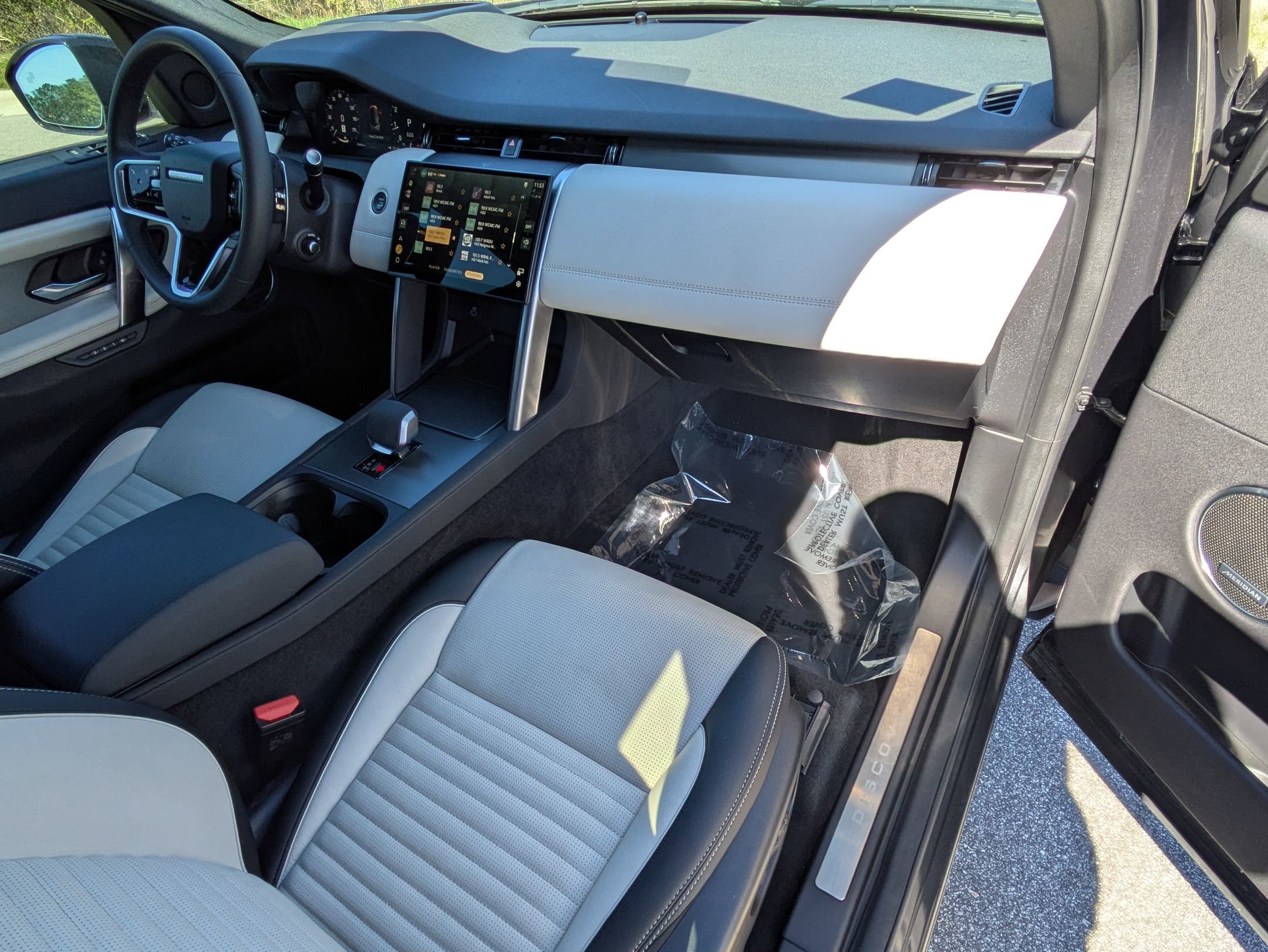 Certified 2025 Land Rover Discovery Sport Dynamic SE image 29