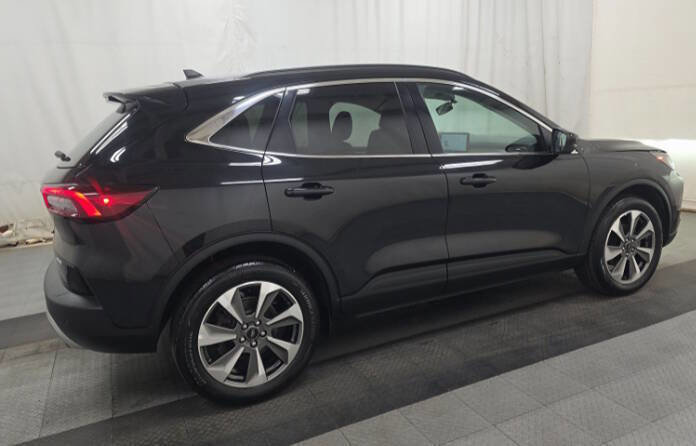 Used 2024 Ford Escape Platinum AWD/4WD image 2